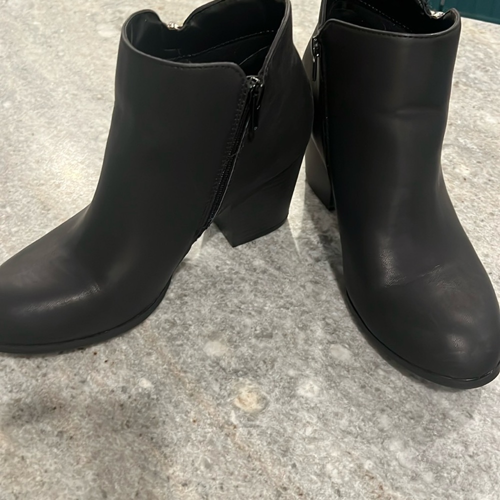 9 wide black booties nearly new!